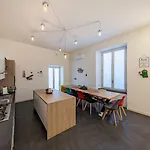 Squares בית הארחה 4*